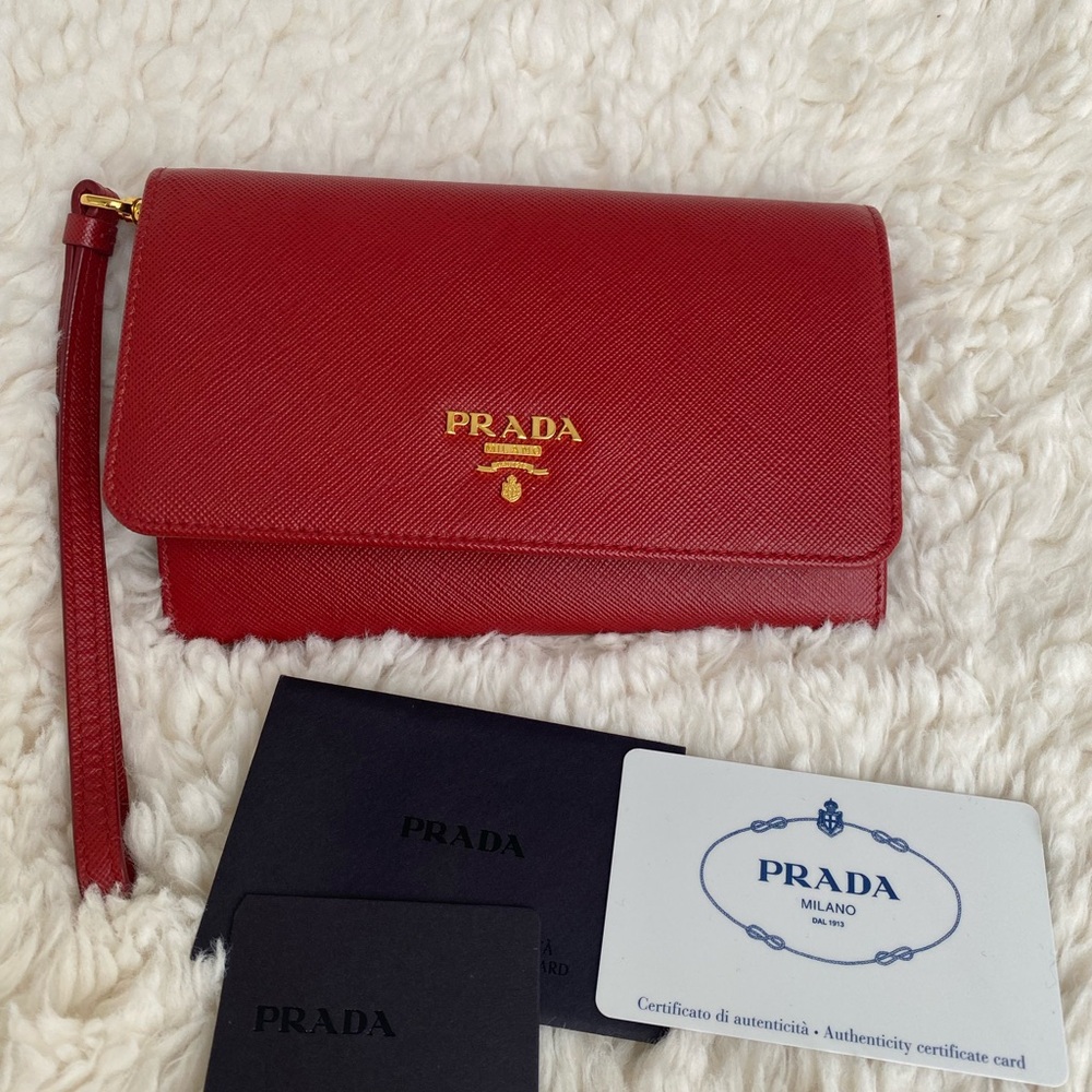 ✅💯Authentic Prada Saffiano Leather Wristlet wallet.